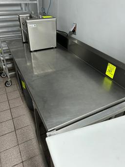 60IN X 25IN X 41IN STAINLESS STEEL TABLE W/ BACKSPLASH