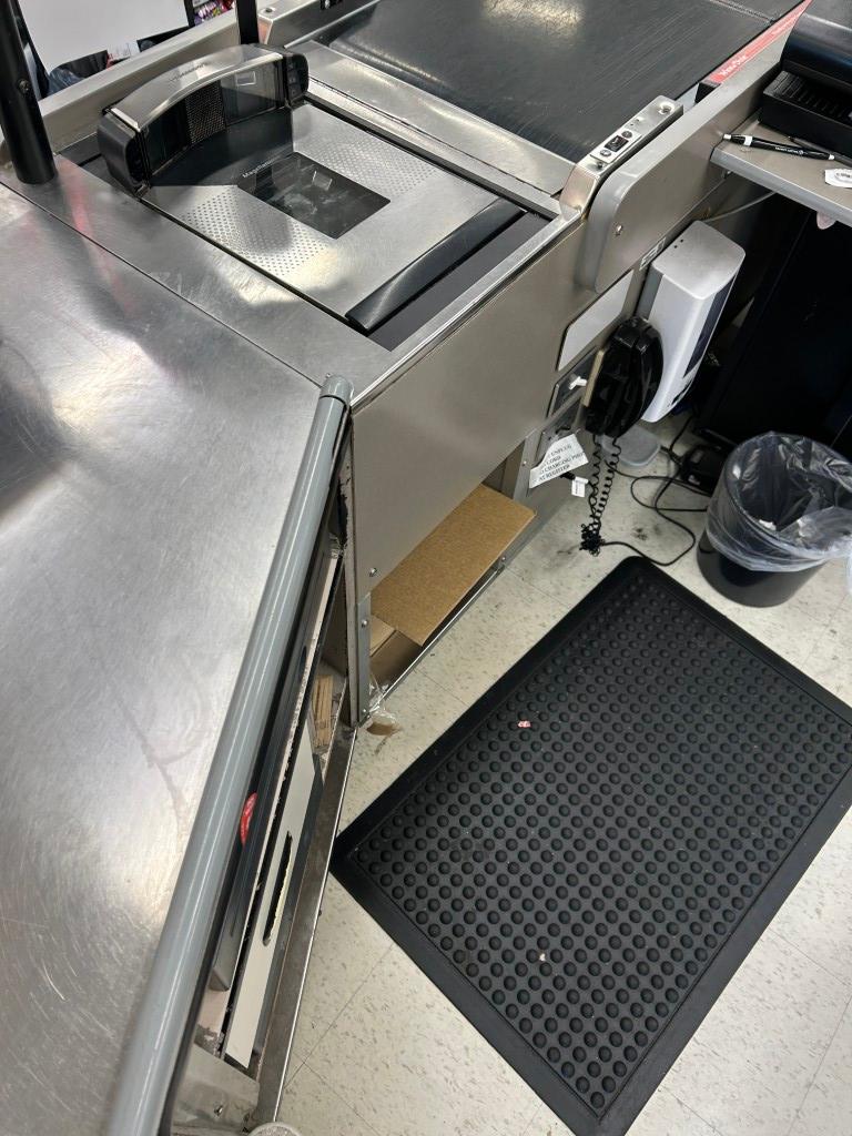 UNMARKED SINGLE BELT CHECKSTAND (NO POINT OF SALES)