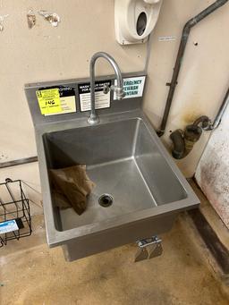 KNEE-OPERATED HAND SINK