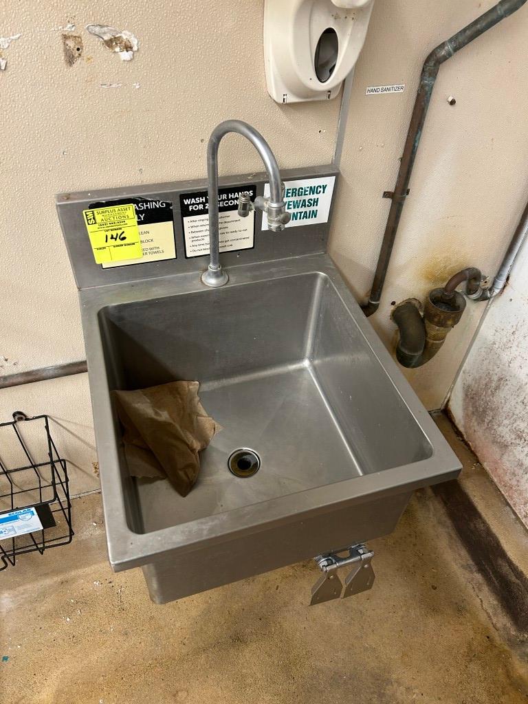 KNEE-OPERATED HAND SINK