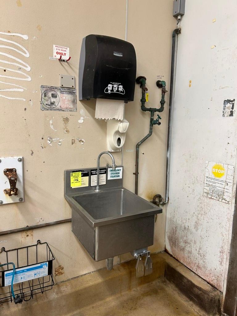 KNEE-OPERATED HAND SINK