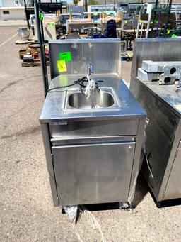 PORTABLE STAINLESS SINK STATION