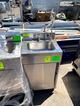 PORTABLE STAINLESS SINK STATION