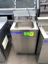 PORTABLE STAINLESS SINK STATION