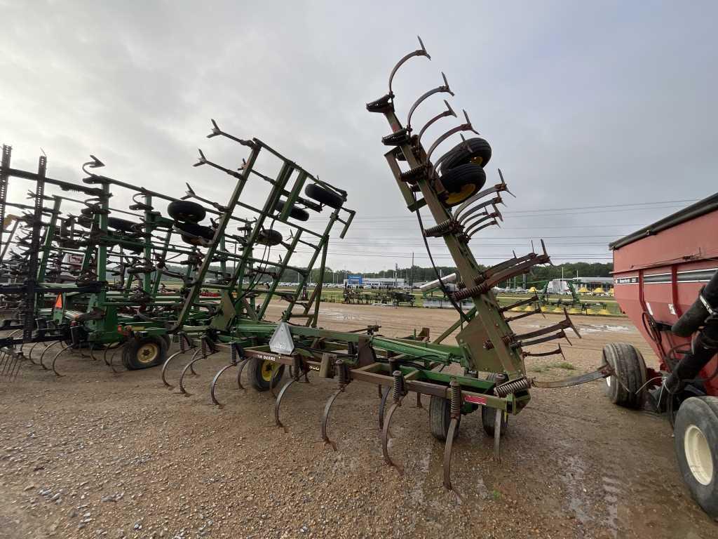 John Deere 960 Field Cultivator