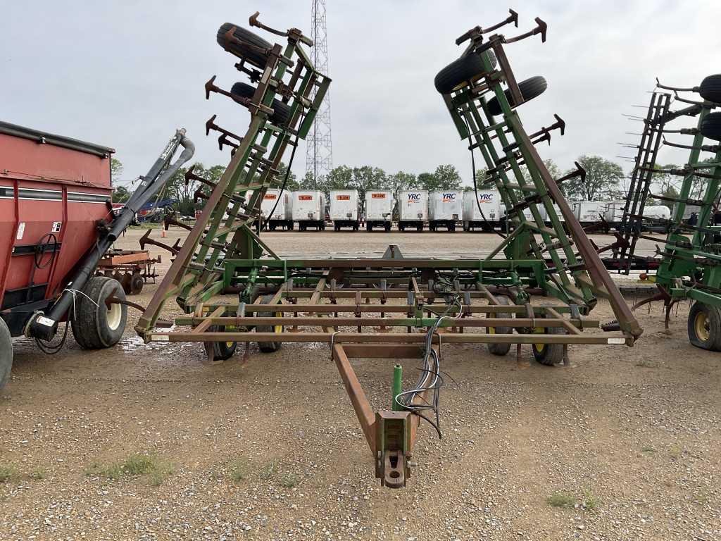 John Deere 960 Field Cultivator