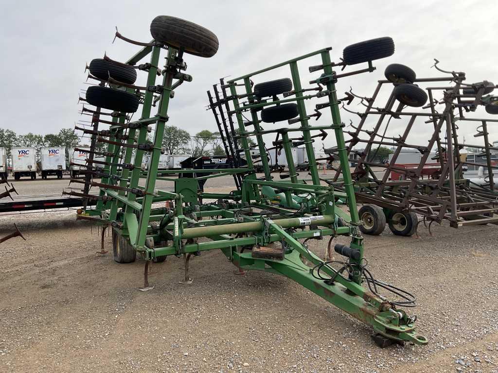 John Deere 2210 Field Cultivator