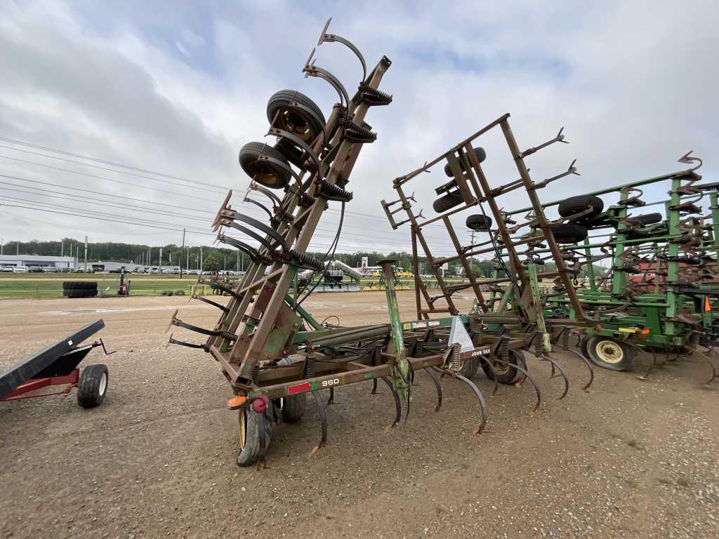 John Deere 960 Field Cultivator