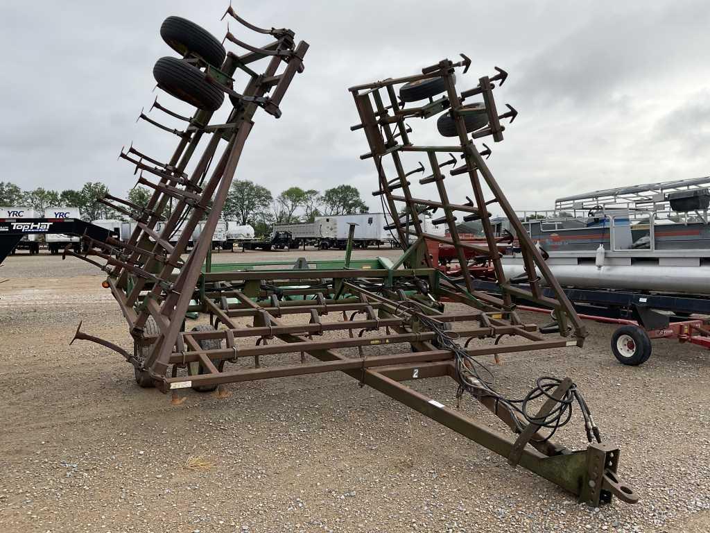 John Deere 960 Field Cultivator