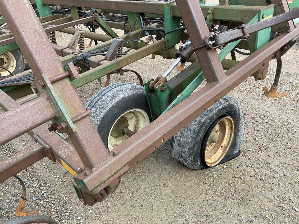 John Deere 960 Field Cultivator