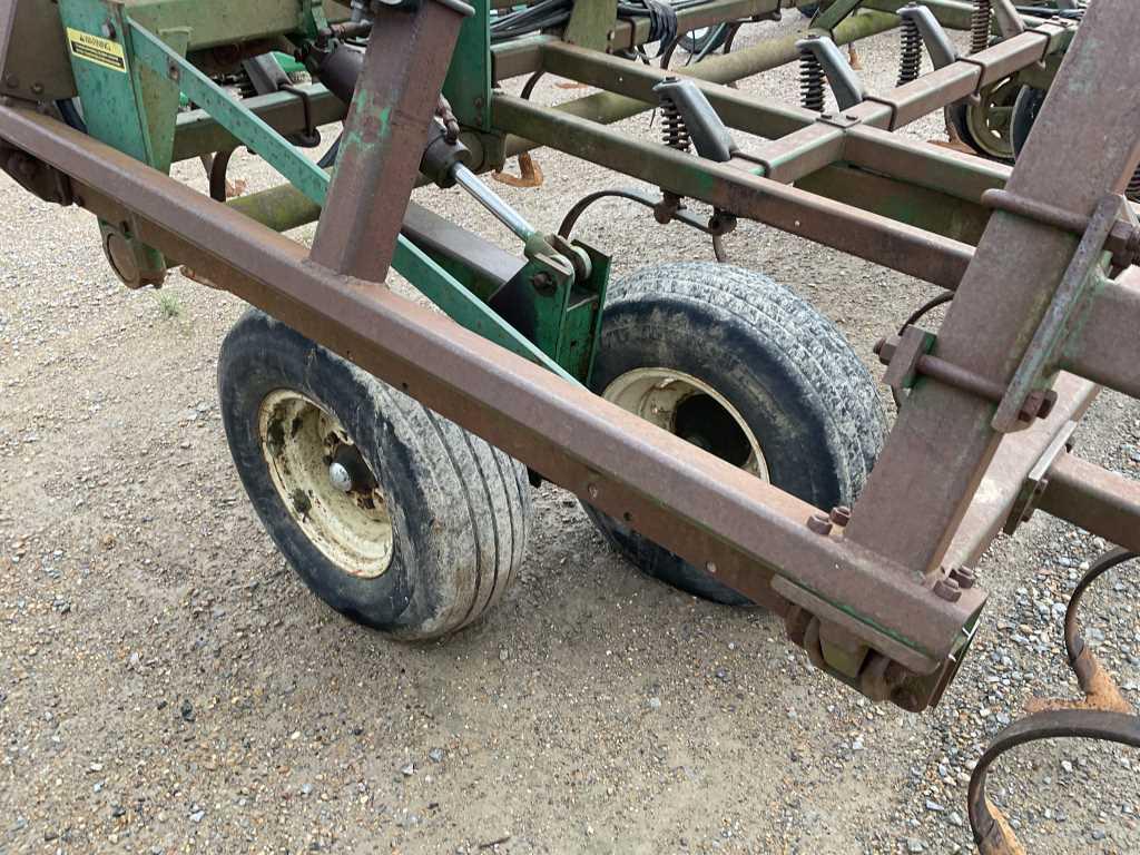 John Deere 960 Field Cultivator