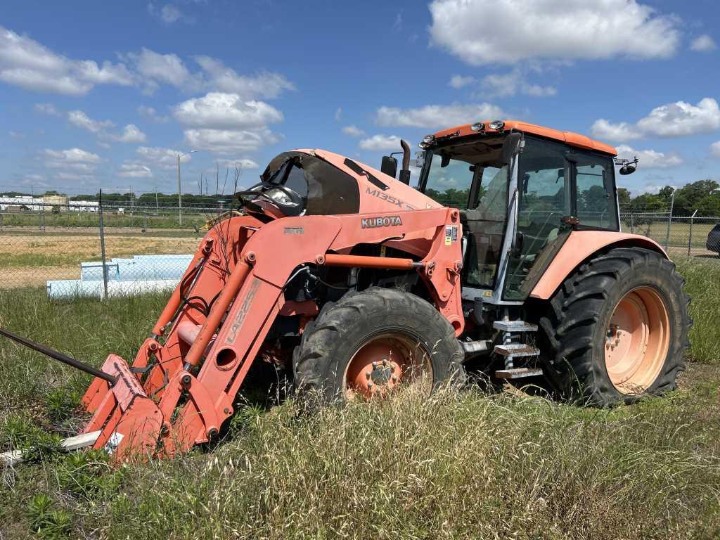 Kubota M135X Tractor w/ LA2253 Loader