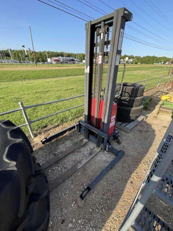 Dayton 5RRZ5 Power Lift Forklift