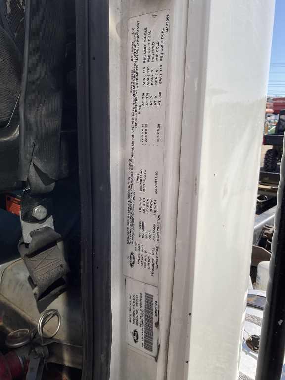 2011 Mack Pinnacle CXU613 Truck Tractor