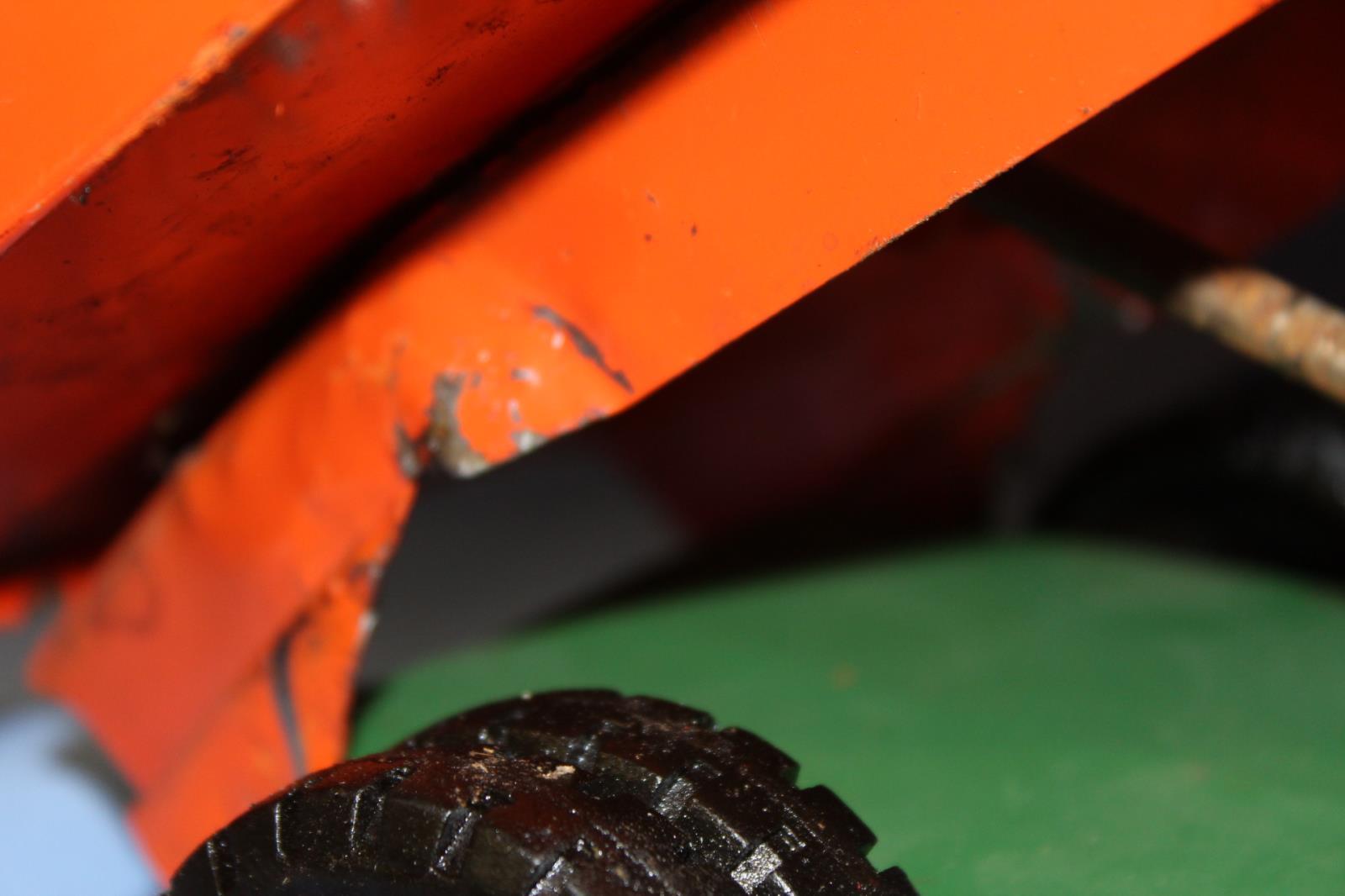 STRUCTO HYDRAULIC DUMP TRUCK DAMAGE TO BED FRAME