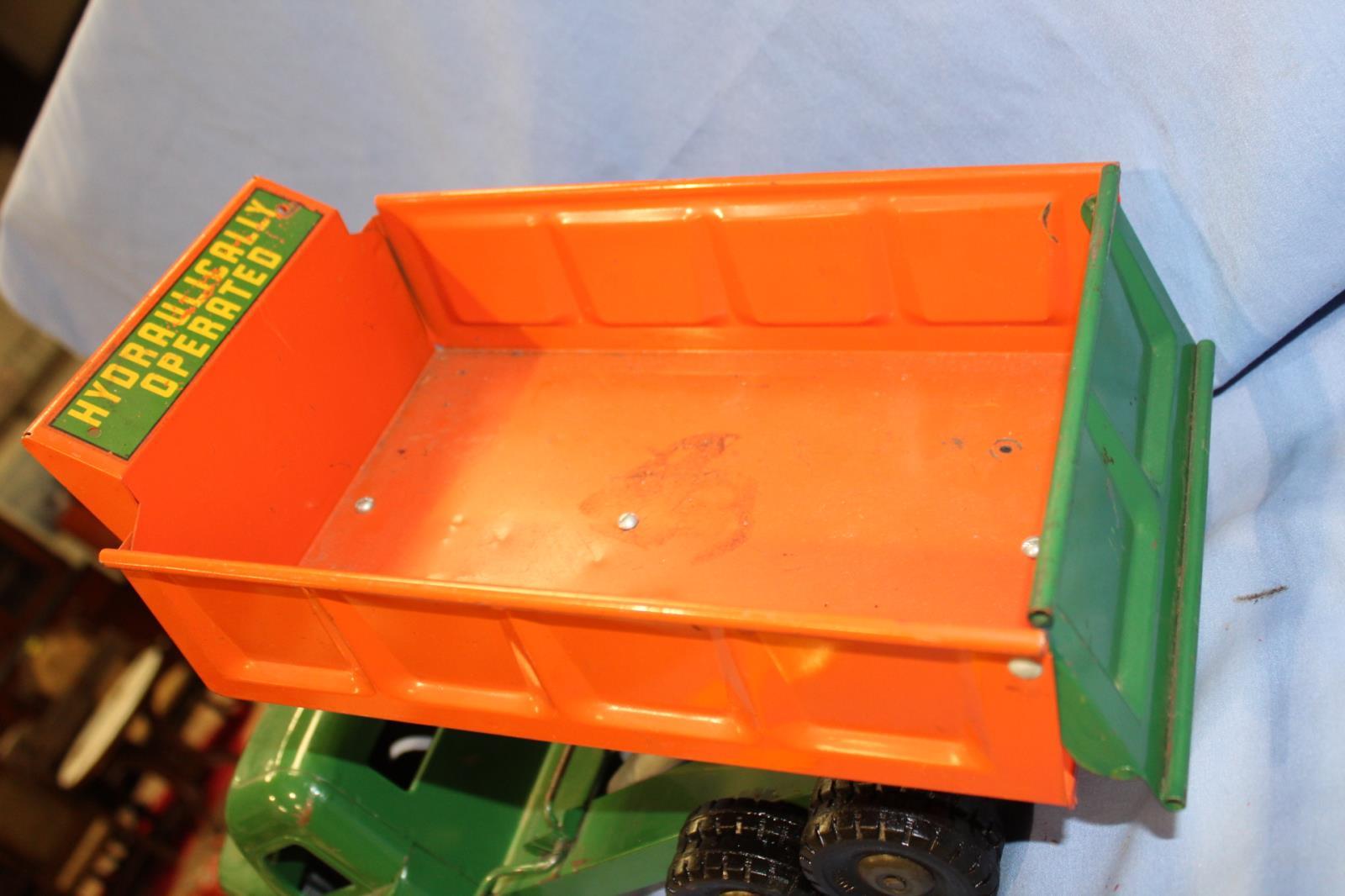 STRUCTO HYDRAULIC DUMP TRUCK DAMAGE TO BED FRAME