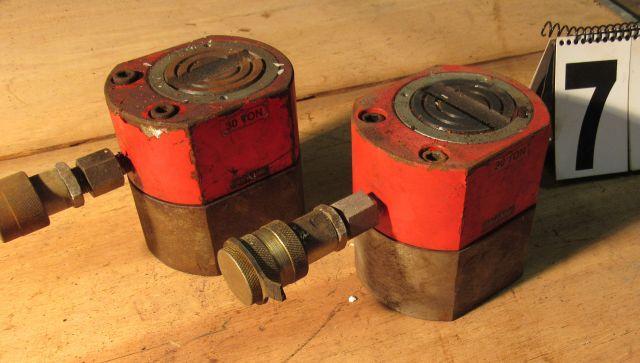 30 ton hydraulic jacks 1/2" stroke item 144982 with hi flow couplings tested good