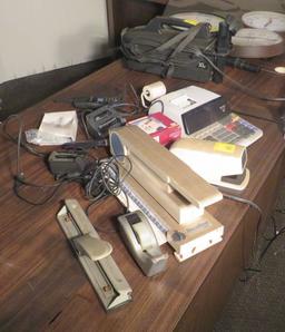 Group asst. office supplies, incl. electric stapler, calculator, hole punch, document binder, Manual