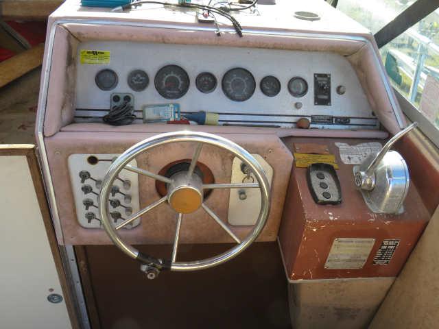 1981 25' SeaRay cabin cruiser with Mercruiser Bravo I/O and trailer