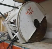 Hydraulic saw with blade