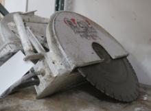 Hydraulic saw with blade