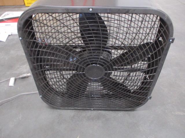 BOX FAN 20 IN. -POWERS UP