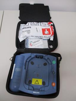 PHILLIPS HEART START DEFIBRILLATOR NEW IN BOX-BATTERIES ARE MARKED 'CHARGE BEFORE 01/30/2023
