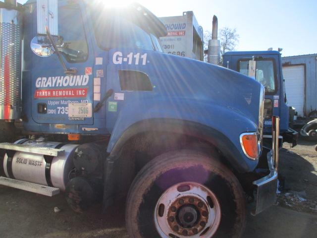 2004 MACK ROLL OFF CONTAINER TRUCK WITH GALBREATH ROLL OFF BODY