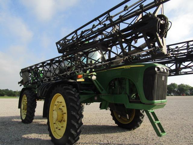 4576 4920 JOHN DEERE SELF PROPELLED SPRAYER C/A W/JOHN DEERE BROWN BOX MONITOR 3707 HOURS