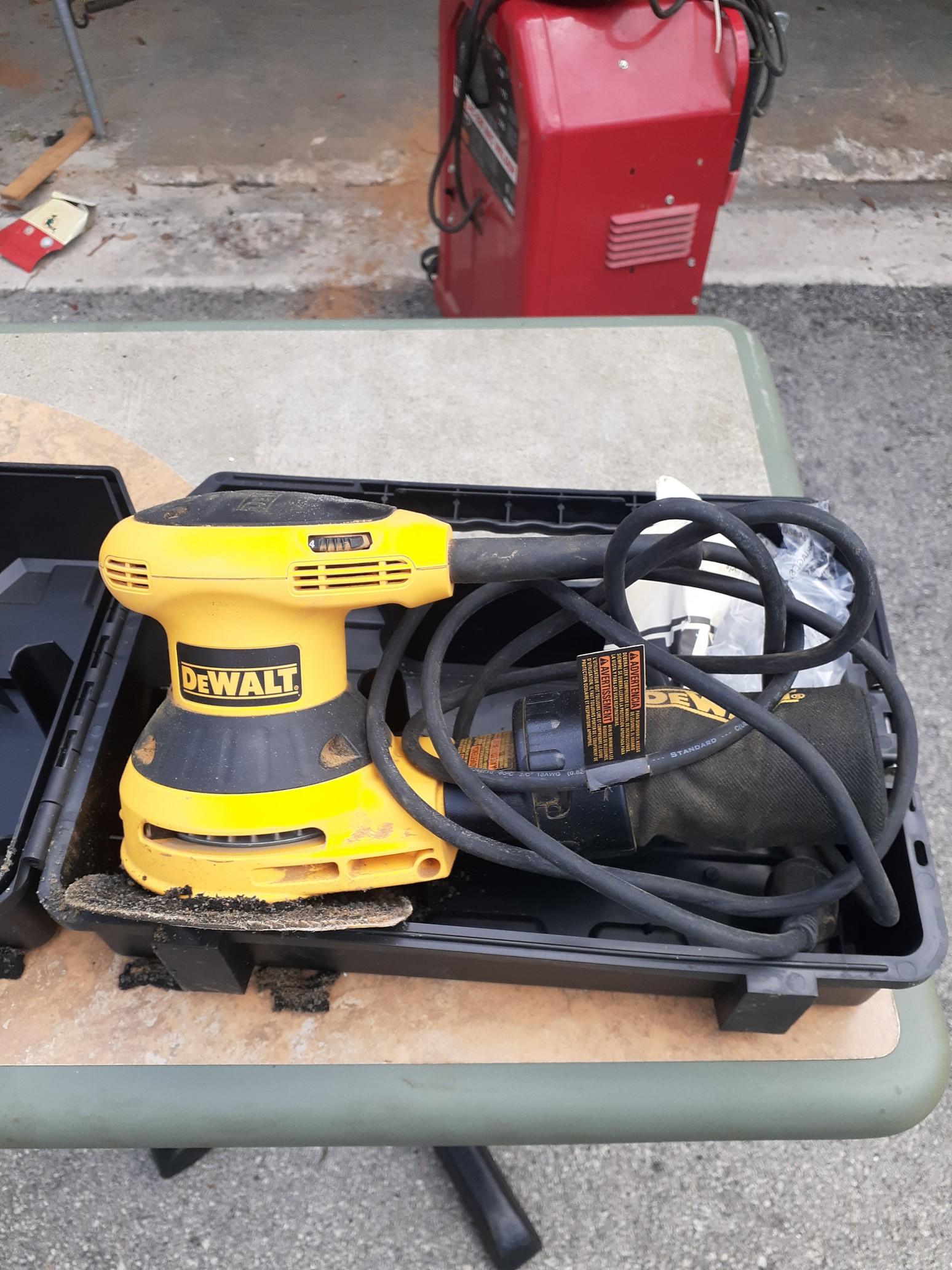 Dewalt Palm Sander with dustbag -D26453 with case