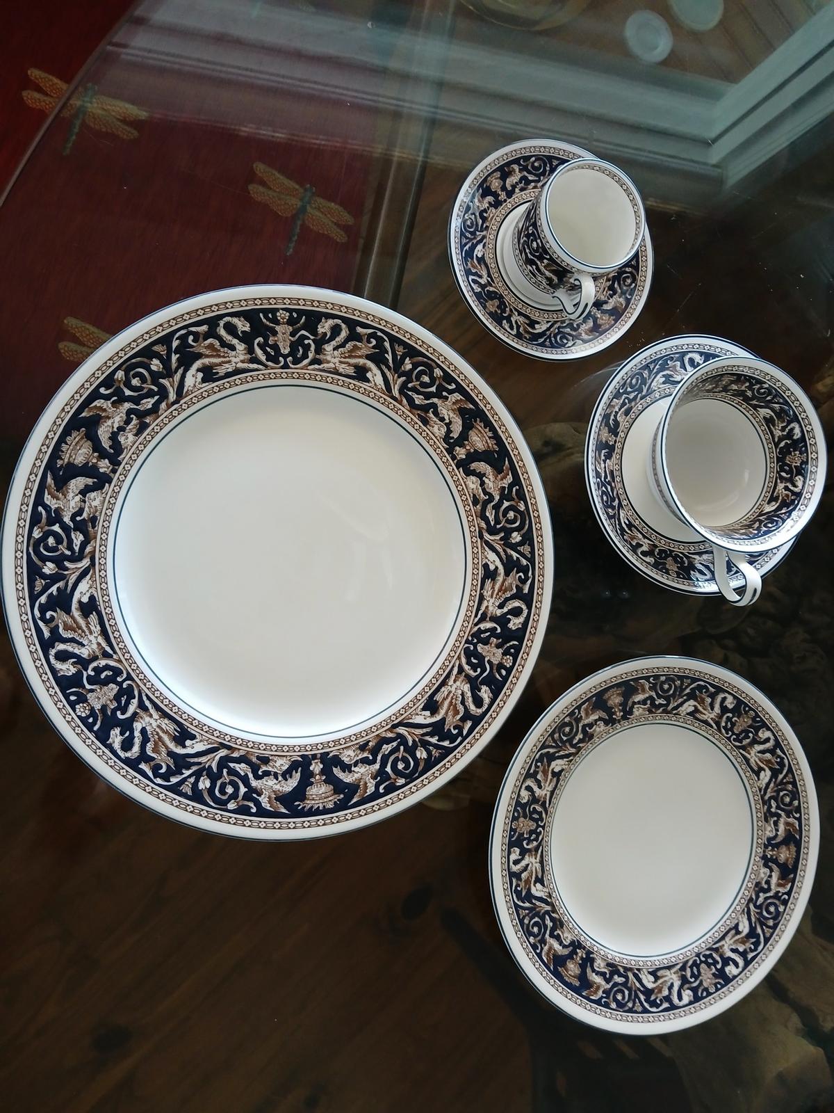 WEDGEWOOD Bone China Complete Plate Set / Made in England / Florentine Patters W1956