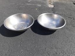 4 Mixing Bowls with 3 lids - various sizes