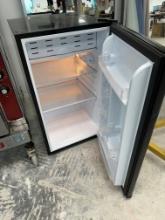 MAGIC CHEF Single Door Jr. Cooler / Refrigerator Mini Fridge - Please see pics for additional specs.