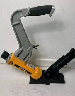 Bostitch 1.5 - 2 inch Flooring Pneumatic Stapler 9R209352
