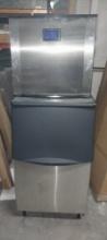 Ice Machine with bin