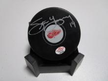 Steve Yzerman of the Detroit Red Wings signed autographed logo hockey puck PAAS COA 293