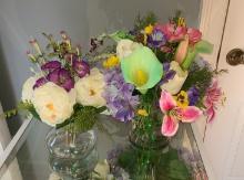 2 Flowers in glass vases
