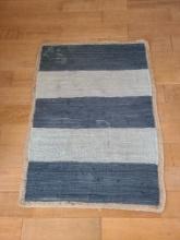 Area rug - 41.5 x 31 in