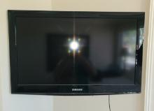 31 in Samsung TV with bracket