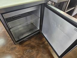 True TSSU-27-08-HC 28" Refrigerated Prep Table