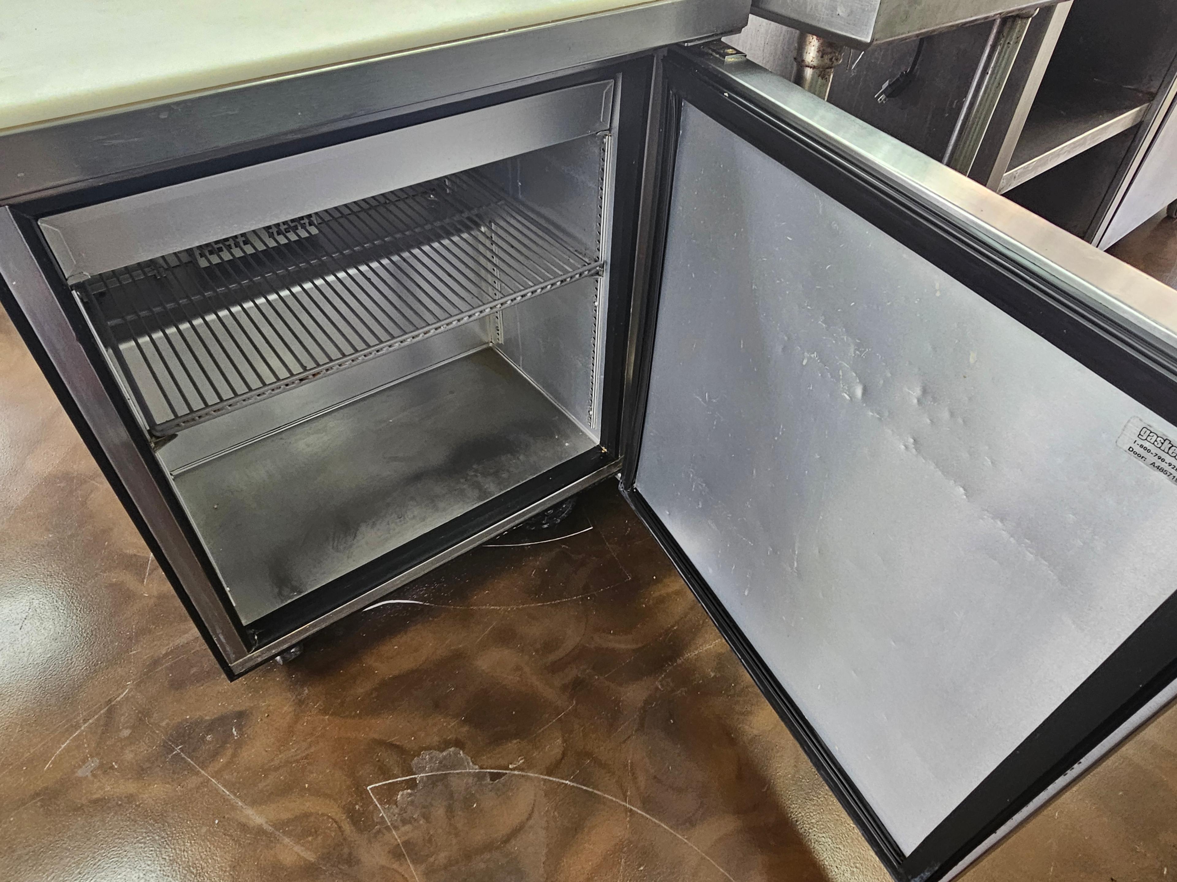 True TSSU-27-08-HC 28" Refrigerated Prep Table