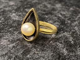 One 8mm Pearl in Pear-Shaped Base in a 14k Yellow Gold Ring