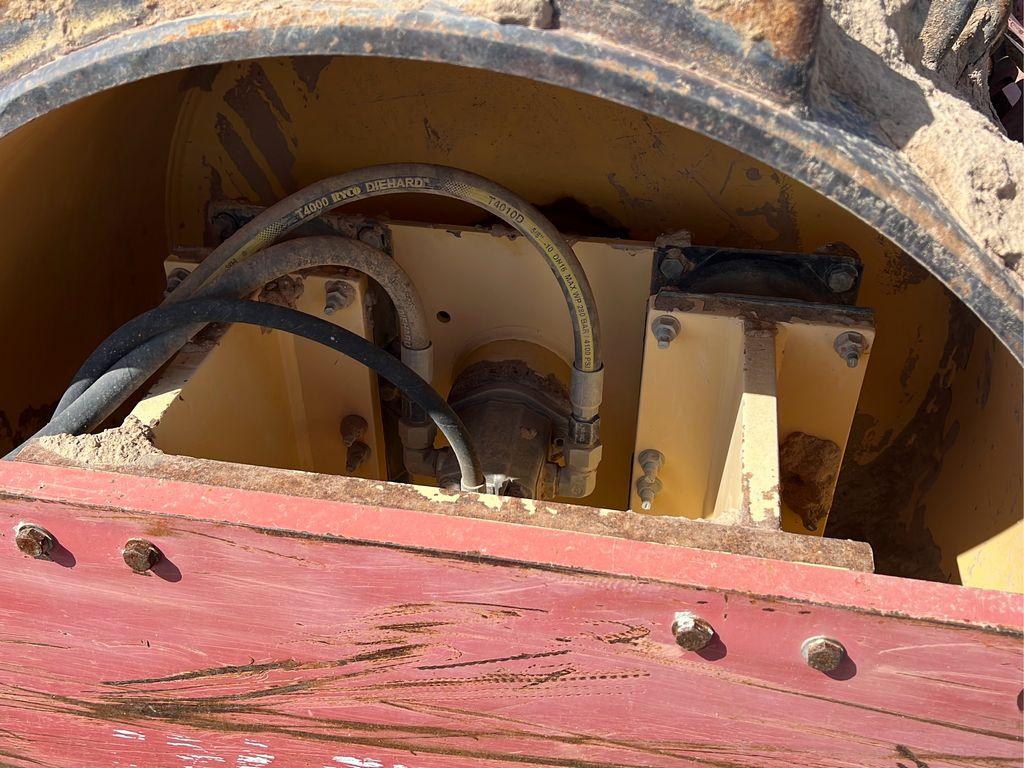 2004 Dyna Pac CA121 Pad Foot Compactor