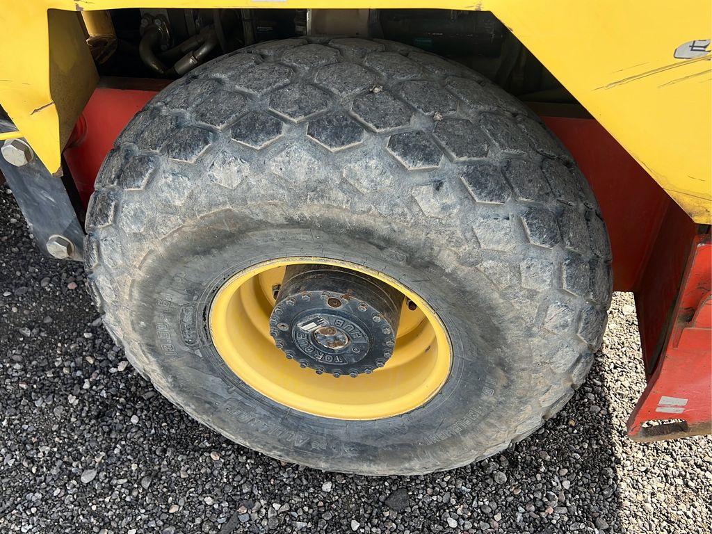 2004 Dyna Pac CA121 Pad Foot Compactor