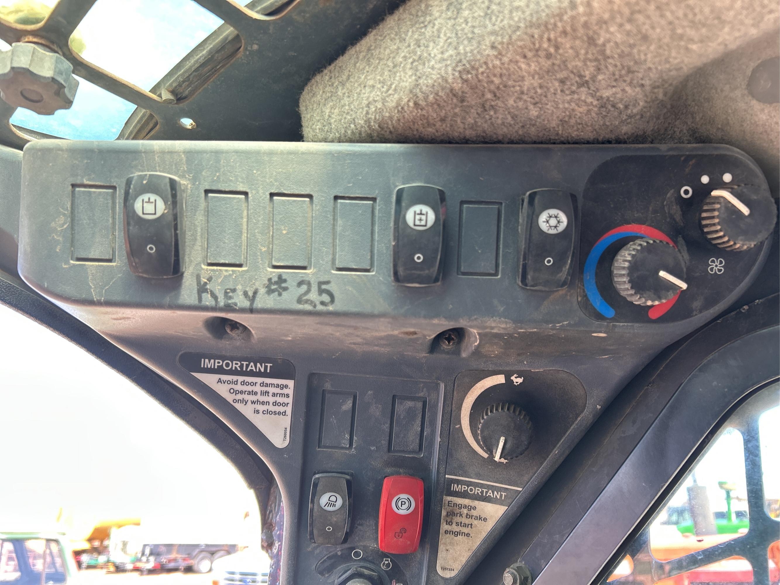 2010 John Deere 320D Skid steer loader