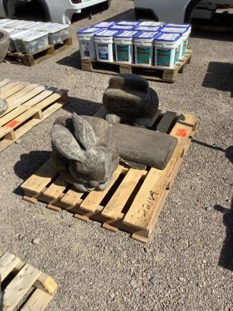 CONCRETE RABBIT BENCH