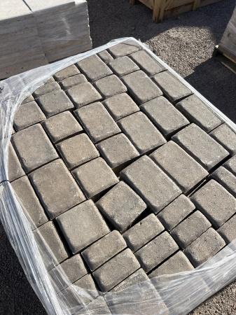 PALLET OF STONE PAVERS