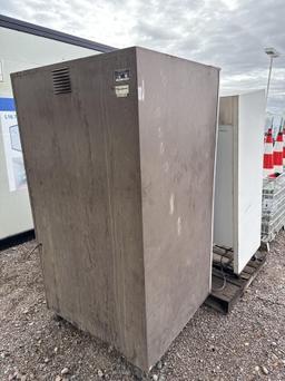 TRUE FRIDGE & VENDING MACHINE