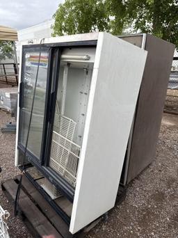 TRUE FRIDGE & VENDING MACHINE