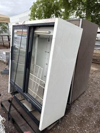 TRUE FRIDGE & VENDING MACHINE